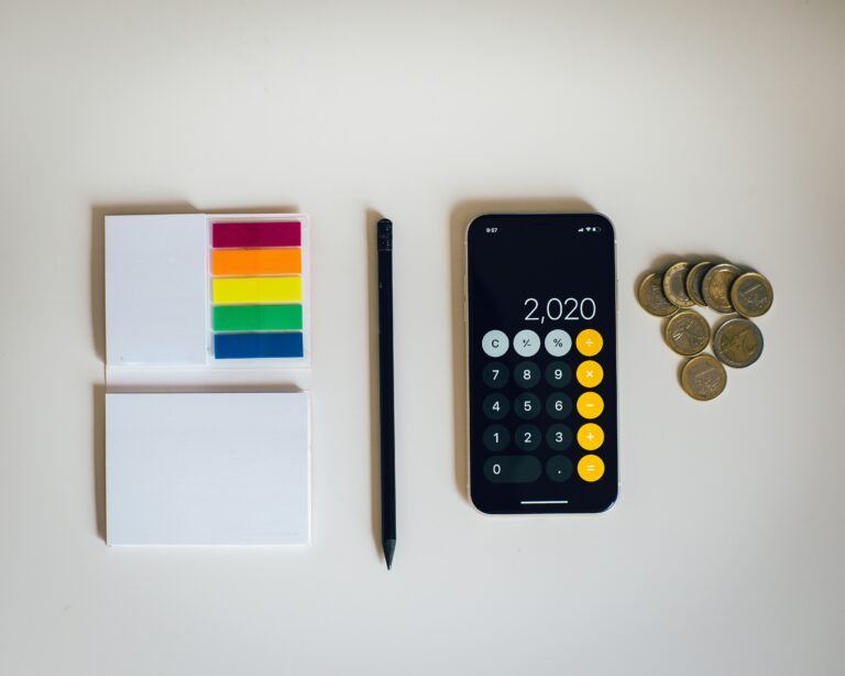 Petites dépenses du quotidien avec tickets de caisse, téléphone et carnet de budget