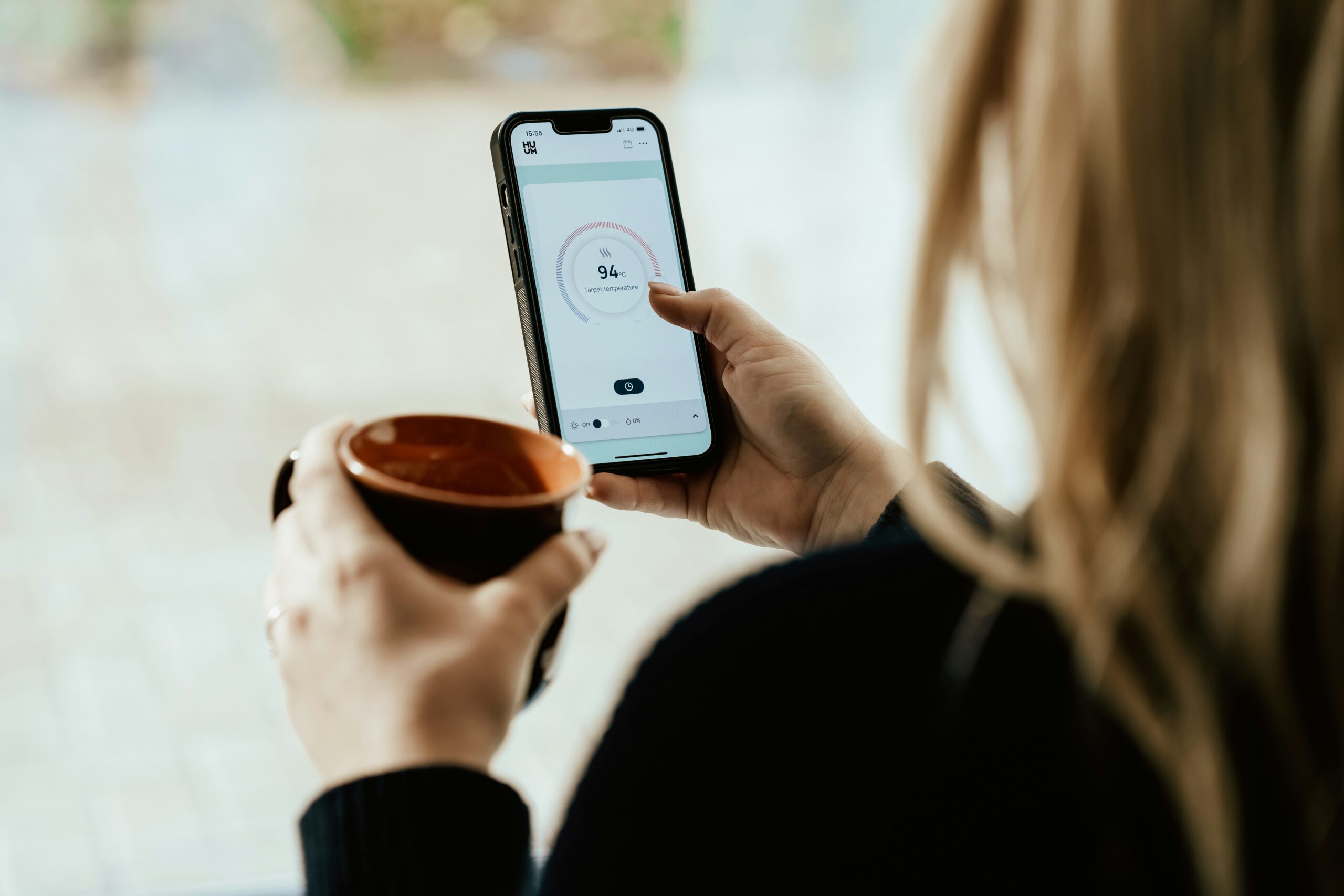 Smartphone affichant une application de budget avec comparaison entre version gratuite et payante