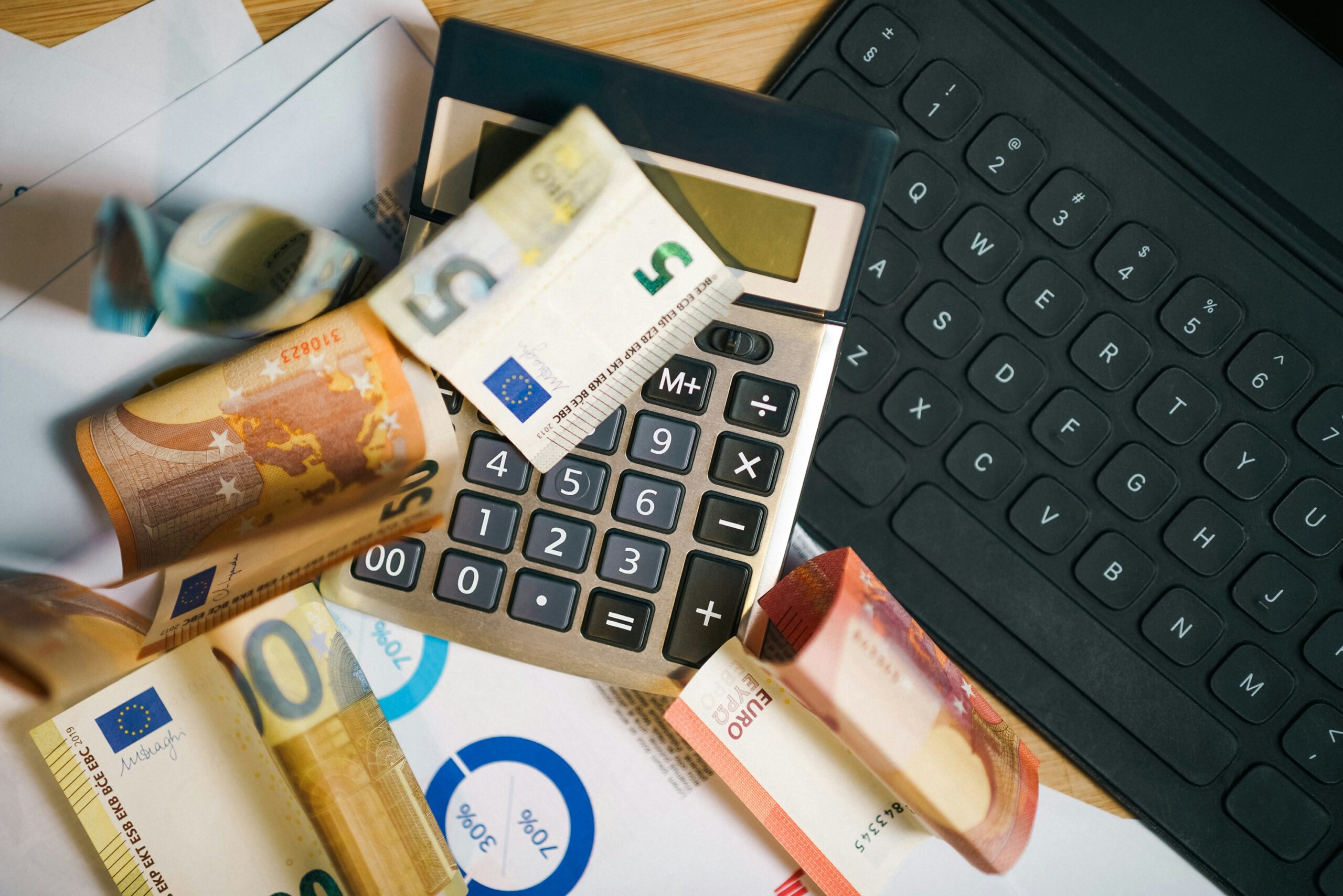 Documents, factures et calculatrice pour vérifier ses contrats du quotidien