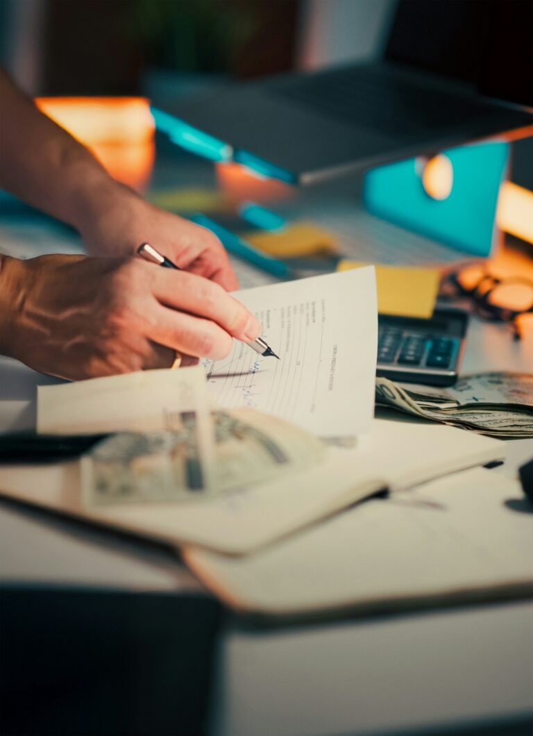 Carnet de budget mensuel simple avec factures, stylo et calculatrice
