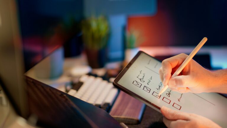 Checklist de contrats avec documents, calendrier et calculatrice sur un bureau