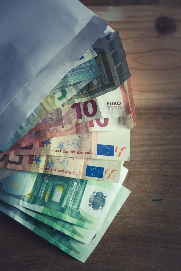 Enveloppes budgétaires avec carnet, calculatrice et argent pour organiser les dépenses familiales