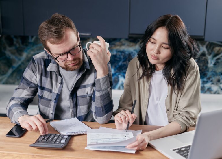 Carnet de budget, calendrier de fin de mois, factures et calculatrice pour gérer une fin de mois difficile