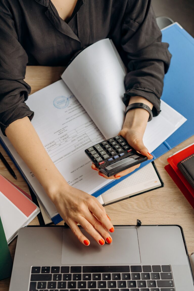 Calendrier, contrat, téléphone et carte bancaire pour surveiller les renouvellements automatiques