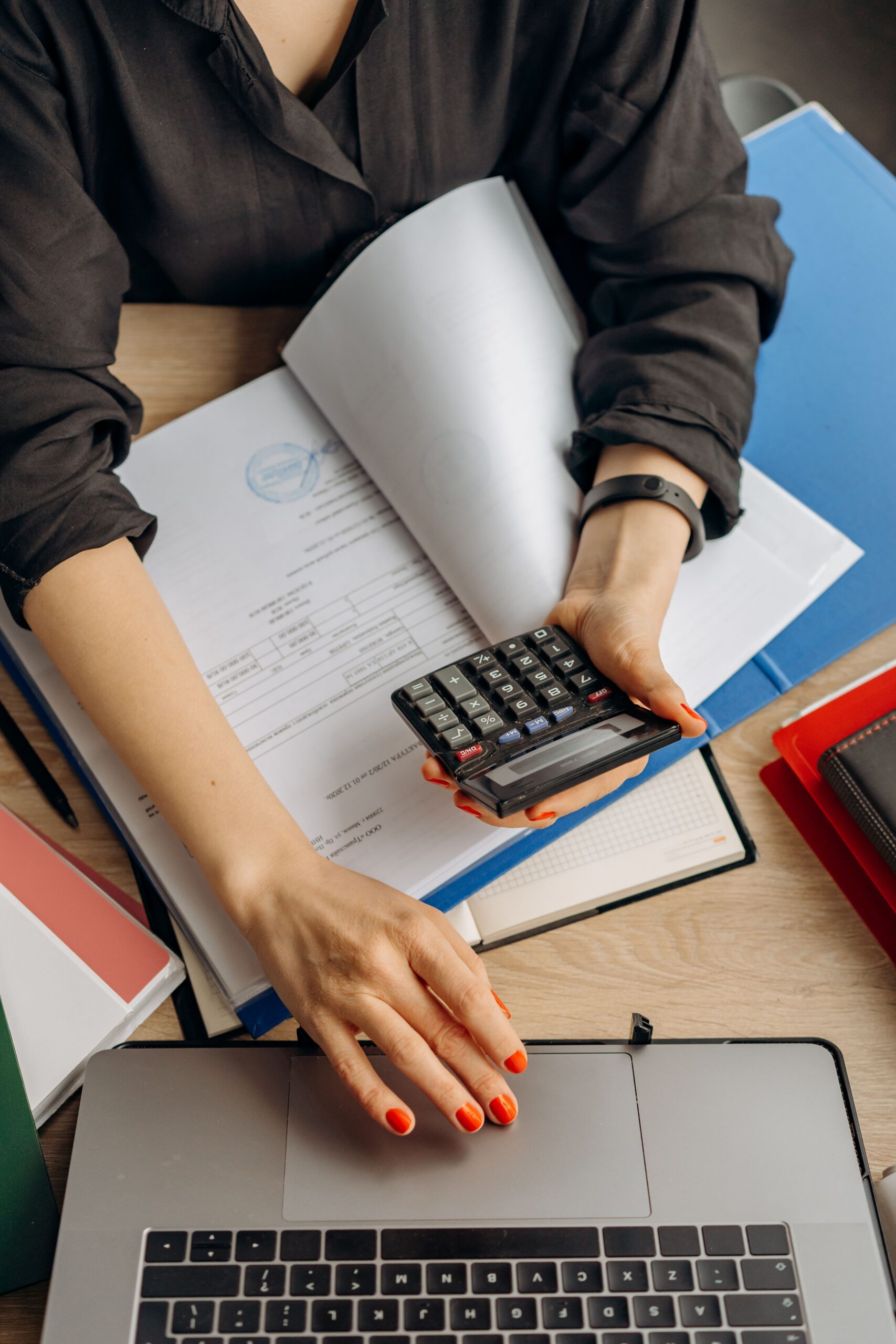 Calendrier, contrat, téléphone et carte bancaire pour surveiller les renouvellements automatiques