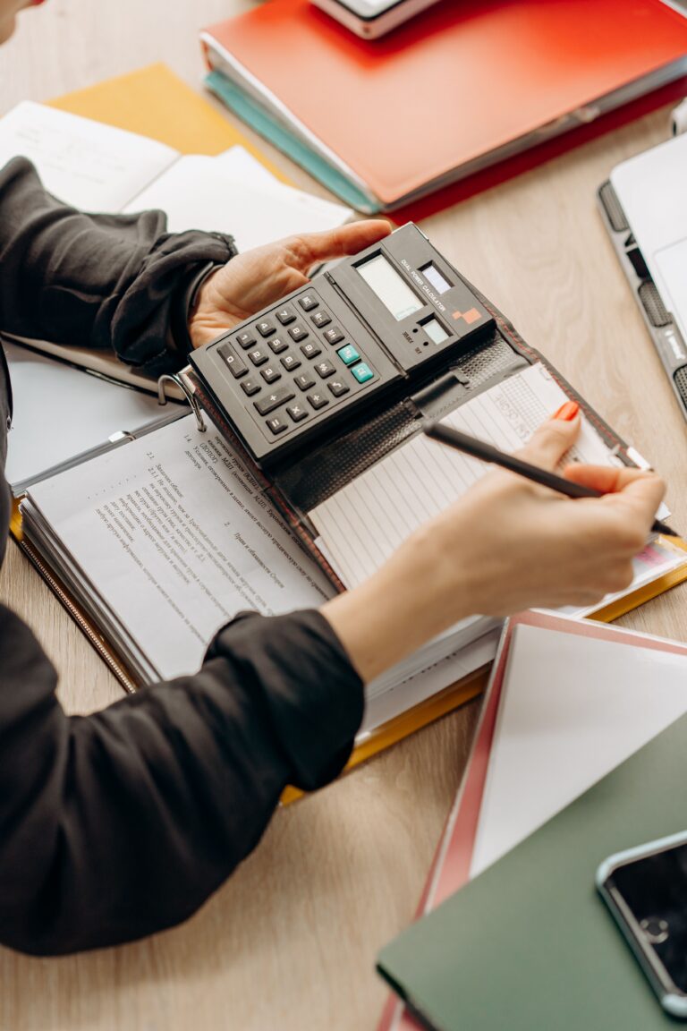 Carnet de budget, calendrier mensuel, calculatrice et relevé bancaire pour faire le point sur son budget