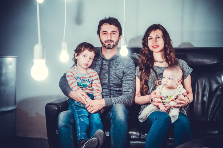 Facture d’électricité et de gaz avec carnet de budget, ampoule, thermostat et calculatrice sur une table familiale