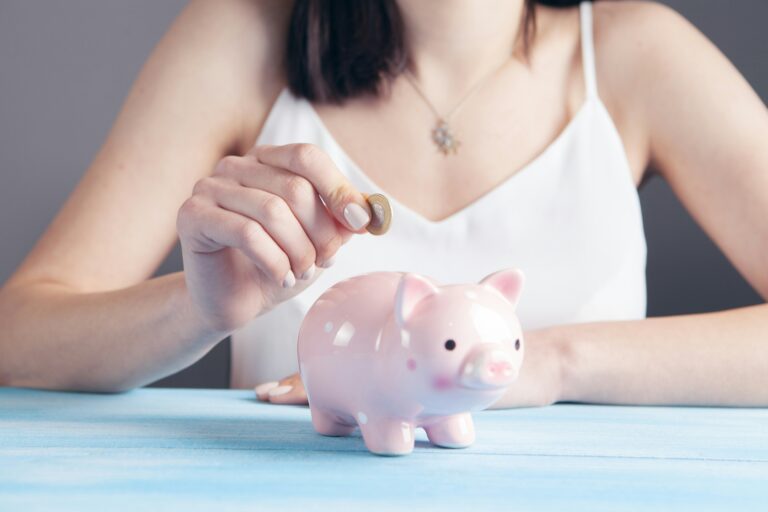 Petite réserve de sécurité avec une enveloppe, des pièces, un carnet de budget et une calculatrice