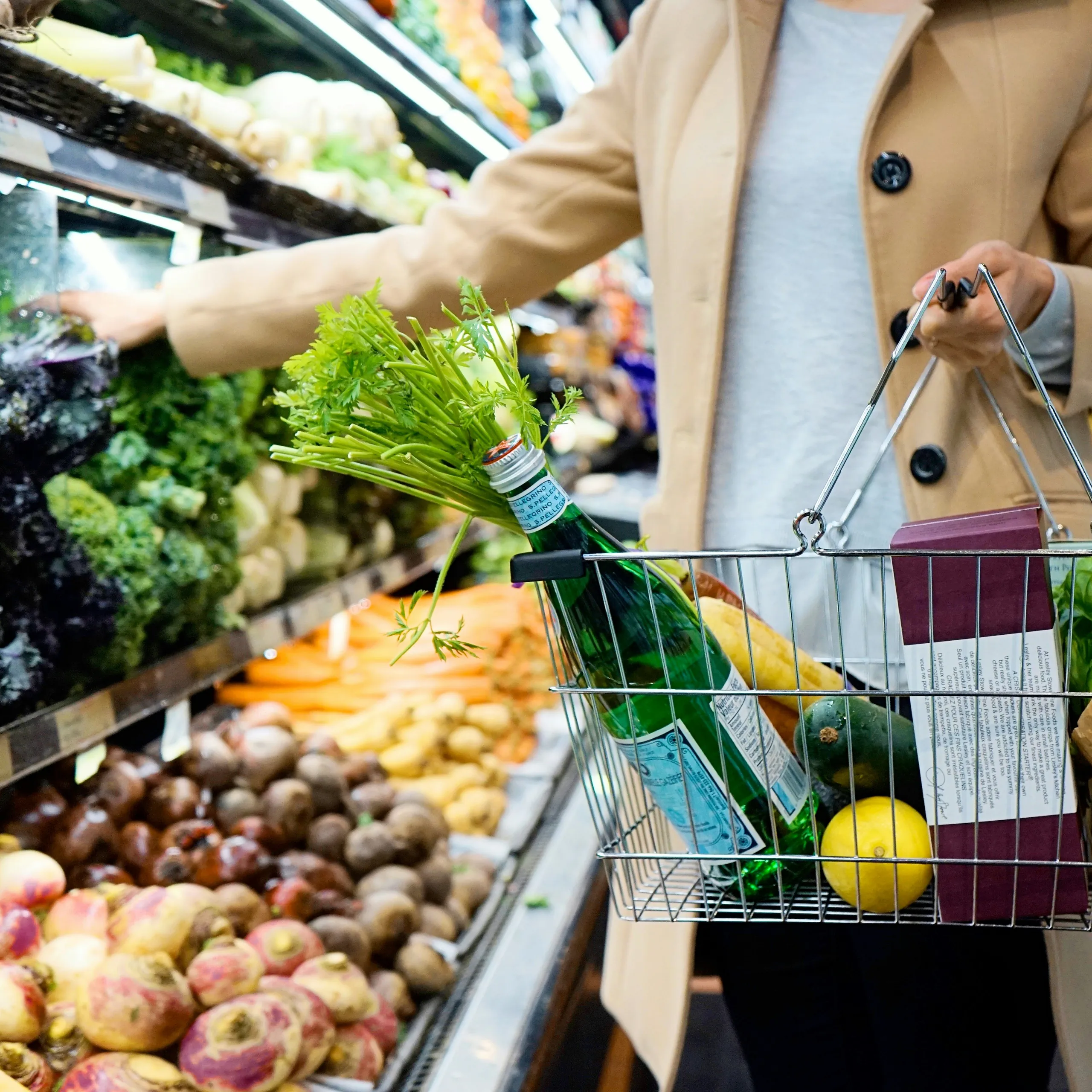 Famille organisant ses achats alimentaires pour mieux maîtriser son budget