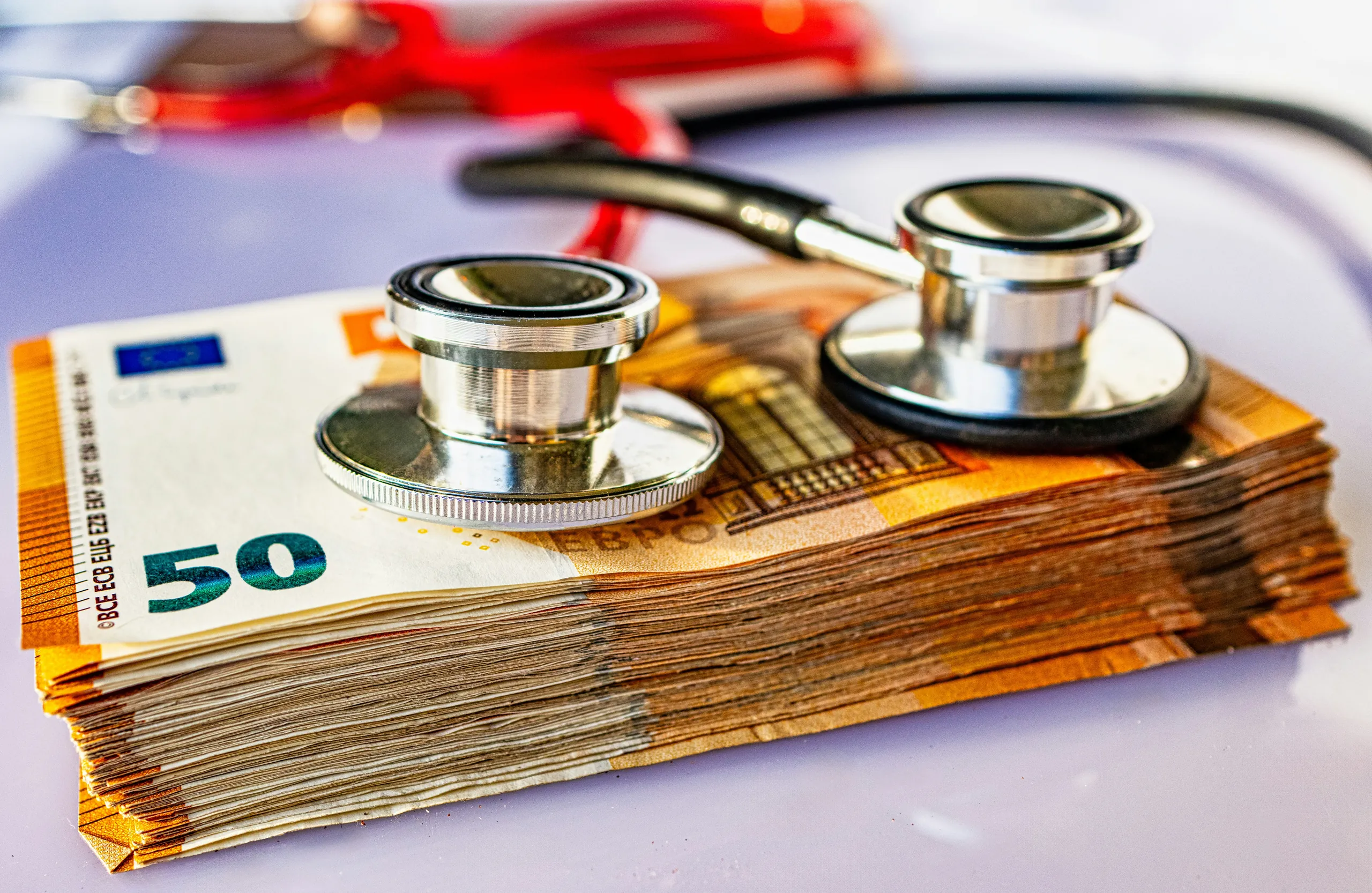 Choisir sa mutuelle santé : documents et carte de mutuelle posés sur un bureau